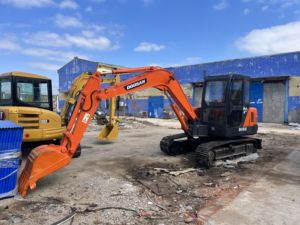 Excavatrice hydraulique d'occasion Doosan DH55 de marque coréenne, godet de 0,21 m³, machine de terrassement, performance fiable pour le jardinage et les pipelines - Product Image 1