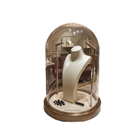 Vitrine de luxe en verre en forme de dôme avec éclairage LED et base métallique pour présentation de bijoux haut de gamme en boutique ou en showroom