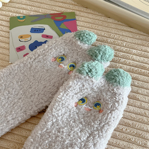 Chaussettes pour femmes en polaire corail épaisses et chaudes, style cartoon 3D, broderie d'oreilles d'animaux, certifiées CE, nouvelle collection Jingwen OEM - Product Image 3