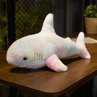Peluche requin colorée avec diverses combinaisons de couleurs