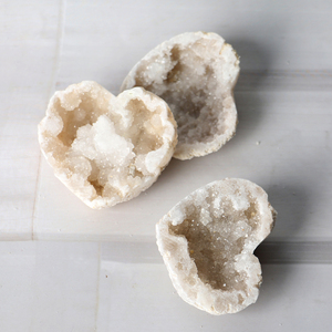 بيع بالجملة: كريستال طبيعي للشفاء على شكل قلب أبيض من العقيق المغربي لتزيين المنزل - Product Image 4