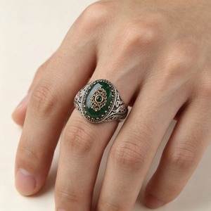Anello da Uomo Stile Vintage con Accento Verde, Design Classico - Product Image 2