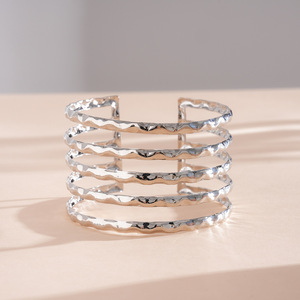 J Fashion Brazalete Abierto Plisado de Acero Inoxidable con Textura Metálica, Multicapa, Elegante y de Alta Gama para Mujer, Ideal para Fiestas - Product Image 4