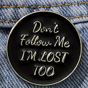 "Ne me suivez pas, je suis perdu aussi" Lettre noire Broche Énonciations célèbres Phrases: Accessoires décoratifs pour sac à dos Badge décolleté - Product Image 4