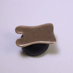 Papan Gua Sha Kuningan Persegi dengan Tongkat Pelepas Otot Berbentuk Hati, Pelat Berkualitas Salon Kecantikan - Product Image 5