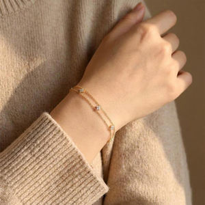 سوار نسائي عصري بتصميم أوراق البرسيم رباعية الأزهار، مرصع بالمويسانيت 2.5 ملم، بسلسلة مزدوجة على شكل زهور، سوار جذاب يجلب الحظ. - Product Image 6