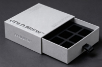 Boîte à chocolat rigide personnalisée raffinée pour cadeaux gourmands avec logo sophistiqué et emballage en carton haut de gamme