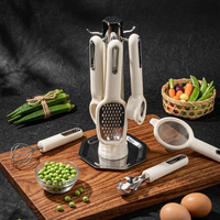 Ensemble d'ustensiles de cuisine en acier inoxydable avec poignées en ABS et support de rangement, comprenant un éplucheur, un fouet, un ouvre-bouteille, emballé en boîte colorée
