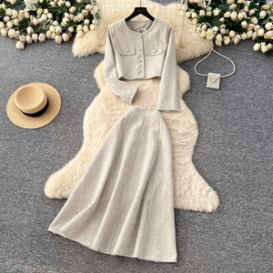 Ensemble deux pièces <span class=keywords><strong>chic</strong></span> <span class=keywords><strong>pour</strong></span> <span class=keywords><strong>femme</strong></span> 2026 : Robe de bureau et <span class=keywords><strong>jupe</strong></span> taille haute à boutons métalliques – Tenue de travail élégante - Product Image 1