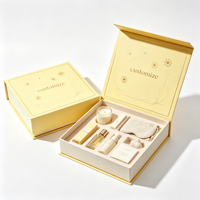 Boîte cadeau magnétique de luxe avec logo personnalisé, jaune crème, motif marguerite, dorure à chaud, avec insert en velours pour bougie, parfum, soins de la peau, vente en gros