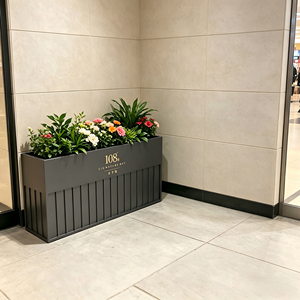 Jardinière en métal robuste et moderne, résistante aux intempéries, en acier, pour la décoration de jardins commerciaux en extérieur - Product Image 1