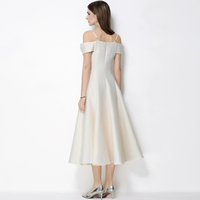 Robe mi-longue élégante en daim, style français personnalisé, à épaules dénudées, avec boucle diamantée et taille cintrée