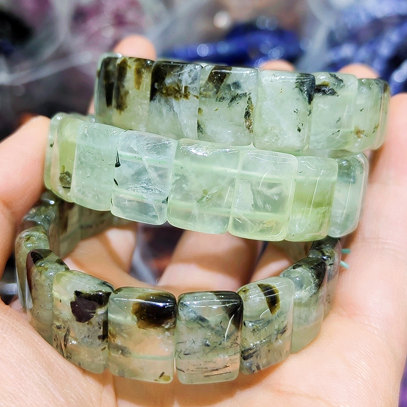 Préhnite avec Tourmaline Noire