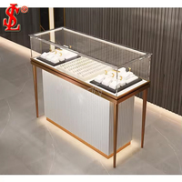 Moderne Runde Schwarze Edelstahl-Schmuckvitrine mit Rotierendem LED-Licht Glasinselschrank für Einzelhandel und Boutiquen