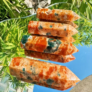 Vente en gros de pierres naturelles énergétiques de guérison : Tour de cristal de quartz pierre de soleil avec pointe d'apatite bleue pour la décoration intérieure - Product Image 5