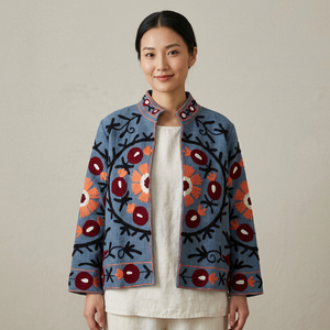 เสื้อแจ็คเก็ตผ้าฝ้ายสีน้ำเงินหม่นปักมือ แขนยาว คอจีน สไตล์ Prairie Chic เป็นมิตรกับสิ่งแวดล้อม ยี่ห้อ Chambel Suzani รุ่น Reversible Spring - Product Image 3