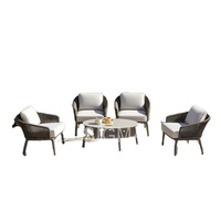 Ensemble bistrot moderne en rotin PE pour hôtel, terrasse extérieure, avec chaises de conversation et table basse en aluminium avec coussins