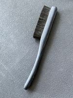 Brosse d'escalade ergonomique avec manche en bois coloré personnalisé, pour le nettoyage de la craie en salle, en extérieur et sur les rochers.