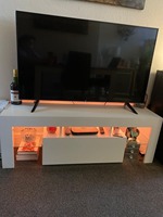 Centro de Entretenimiento Moderno de Madera para TV con Luces LED, Cajones de Alto Brillo y 20 Colores de Iluminación