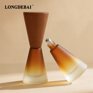 Nuevo Envase de Vidrio Ámbar Degradado de 15 ml con Forma Cónica y Acabado Esmerilado para Perfume o Aceite Esencial, con Tapa de Madera de Haya - Product Image 4