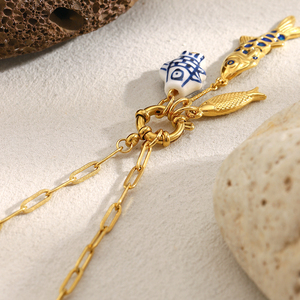 Collana a catena placcata in oro Dreamidea con ciondoli a tema pesce-squisiti ciondoli di pesce punteggiati d'oro e blu - Product Image 5