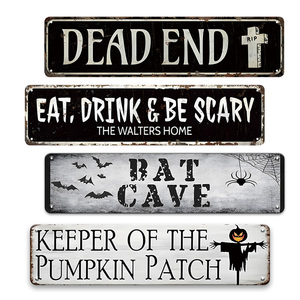 Décoration murale graphique effrayante <span class=keywords><strong>pour</strong></span> Halloween : long panneau métallique avec motifs <span class=keywords><strong>pierre</strong></span> <span class=keywords><strong>tombale</strong></span>, chauve-souris, araignée et épouvantail - Product Image 1