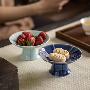 Assiette à fruits en céramique en forme de fleur, plat à dessert haut en porcelaine pour le thé, les collations et les présentations de mariage - Product Image 1