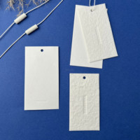 Étiquettes suspendues personnalisées en papier coton de luxe avec cordon ciré coréen, logo gaufré, étiquette tissée double couche pour marques de vêtements