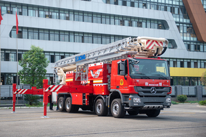 Camión <span class=keywords><strong>de</strong></span> <span class=keywords><strong>Bomberos</strong></span> con Plataforma Elevadora y Escalera Rotatoria <span class=keywords><strong>de</strong></span> Brazo Curvo <span class=keywords><strong>de</strong></span> 30m 40m 50m para Operaciones <span class=keywords><strong>de</strong></span> Escalada. - Product Image 3
