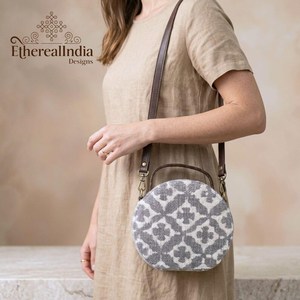 Sac bandoulière rond beige artisanal en coton tissé, style bohème, petit sac, fournisseur en gros, export Inde - Product Image 5