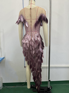 <span class=keywords><strong>Vestido</strong></span> de baile sexy morado <span class=keywords><strong>con</strong></span> plumas 3D, pedrería y malla transparente <span class=keywords><strong>con</strong></span> abertura alta para grupos de <span class=keywords><strong>chicas</strong></span>, ropa de baile para escenario, venta al por mayor para Drag Queen - Product Image 3