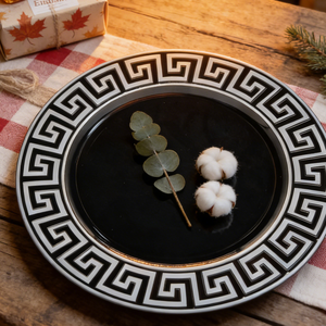 Plato Decorativo de Lujo Moderno con Fondo Negro y Borde Blanco, Patrón Griego, Fabricante, Venta al Por Mayor, Personalización Disponible - Product Image 3