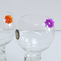 Nouveauté copains à boire Silicone fleur en forme de verre à vin marqueurs et breloques