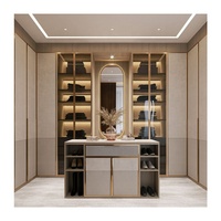 Armoire de chambre intégrée haut de gamme avec cadre noir personnalisé, éclairage LED, portes coulissantes et coiffeuse intégrée