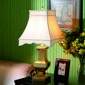 Đèn bàn bằng đồng thau nguyên khối, đế hình bình, bề mặt đánh bóng, chao đèn xếp ly cổ điển, đèn để bàn cho phòng khách sạn cao cấp - Product Image 5