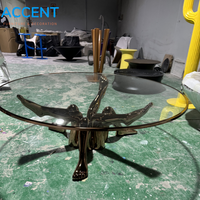 Table basse en fibre de verre avec sculpture de jambe humaine en FRP, finition bronze doré électrolytique, pour centre d'art de luxe et galerie