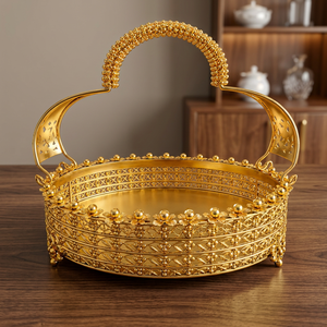 Plato Redondo de Metal Dorado para Servir con Asa, Patrón de Plantas Grabado, Pulido, Hecho a Mano, Decoración Moderna para Regalos - Product Image 1