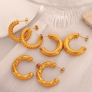 Boucles d'oreilles créoles géométriques en forme de C en alliage de zinc doré, bijoux de mode pour soirée - Product Image 4