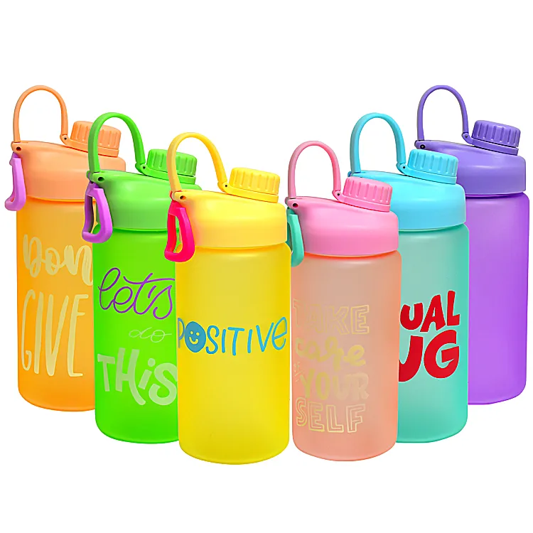 En popüler BPA ücretsiz özel logo ve renk motivasyon spor plastik spor su şişeleri ile kolu