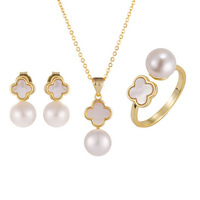 Perles d'eau douce naturelles de style vintage Ensemble de bijoux trois pièces Coquillage Trèfle à quatre feuilles Boucles d'oreilles Anneau Pendentif Collier Vente en gros