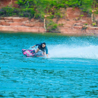 Planche de surf à moteur à essence en fibre de carbone, 110cc, deux temps, refroidie par eau, 13HP, réservoir de carburant de 3,0L, démarrage électrique, 56 km/h