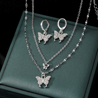 Nouvelle Collection : Parure de Bijoux Unisexe en Alliage de Zinc Plaqué Or avec Pendentif Papillon en Cristal – Collier Double Rangs et Boucles d'Oreilles Créoles