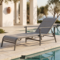 Chaise longue de piscine moderne J&M Outdoor grise, transat de patio en métal avec accoudoirs, écologique et durable pour parc