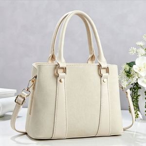 Sac à bandoulière personnalisé de luxe pour femmes, en PU, imperméable, en forme de coussin, avec fermeture éclair, en polyester, capacité 3L+ - Product Image 1