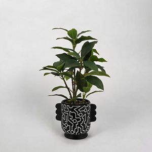 Plante artificielle luxuriante en lierre et pothos, en pot, en matériau PE, dans un vase noir à motifs - Product Image 1