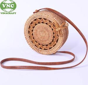 Sac de plage à bandoulière en paille tissée pour femmes Style rotin avec centre en céramique et couverture à motifs Sacs à main élégants - Product Image 2