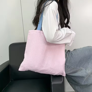 กระเป๋าผ้าแคนวาสลายทางสีสันสดใส ขนาดใหญ่ ใส่ของได้เยอะ  รับสกรีนโลโก้  พร้อมช่องใส่ของและซิป เหมาะสำหรับใช้เป็นกระเป๋าถือหรือสะพายไหล่ - Product Image 3