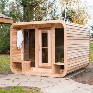 Cabina de madera tradicional de la sauna del cubo al aire libre del cedro rojo con el porche delantero