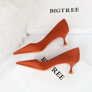 รองเท้าส้นสูงแฟชั่นฤดูใบไม้ผลิและฤดูใบไม้ร่วง ดีไซน์เรียบง่าย ส้นทรงแก้วไวน์ ปากตื้น หัวแหลม ผ้าไหม รองเท้าแบบสวมสำหรับผู้หญิง - Product Image 4