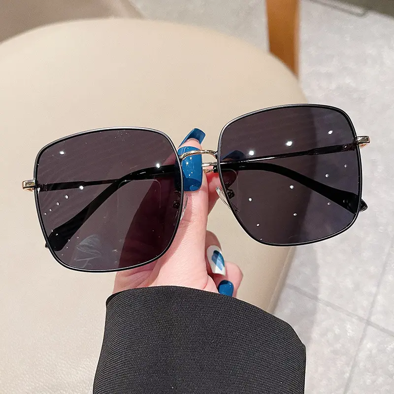 أحدث صيحة نظارات شمسية بإطار كبير مستقطبة نظارات شمسية معدنية مربعة الشكل مواكبة للموضة نظارات شمسية مضادة للأشعة فوق البنفسجية 400 للنساء